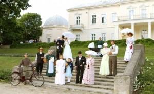 Taka teatralna „rodzina Tyszkiewiczów” przed pałacem w Połądze  Fot. archiwum
