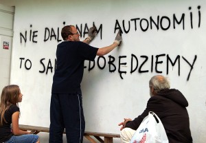 Na ścianie budynku w okolicach stadionu na Lipówce pojawił się napis „Nie daliście nam autonomii, to sami ją zdobędziemy” Fot. Marian Paluszkiewicz