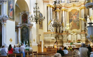 Centralny ołtarz i wnętrze kościoła Fot Marian Paluszkiewicz