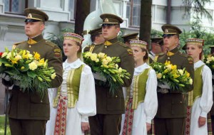 Na miejscu, gdzie zginął Artūras Sakalauskas, przy pamiątkowym kamieniu zostały złożone wieńce i kwiaty<br>Fot. Marian Paluszkiewicz
