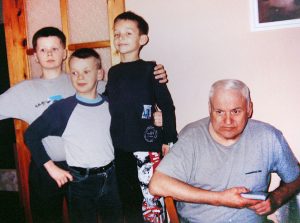 Senior rodu pan Kazimierz z trzema (dziś już dorosłymi) wnukami – Tomkiem, Danielem i Kevinem Fot z albumu rodzinnego