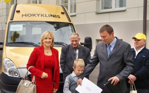  Wiceminister oświaty i nauki Edita Tamošiūnaitė (od lewej) także uczestniczyła w uroczystym przekazaniu autobusów szkolnych Fot. Marian Paluszkiewicz