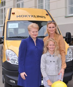 Nowe autobusy otrzymały dwie szkoły Rejonu Wileńskiego: Średnie Szkoła w Zujunach i Mickunach 