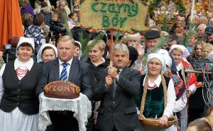 Święto w Pikieliszkach tradycyjnie rozpoczął korowód dożynkowy, w którym zaprezentowały się 23 starostwa rejonu wileńskiego Fot. Marian Paluszkiewicz
