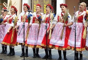 Na scenie też wiele się działo — tańczył i śpiewał zespół „Jawor” Fot. Marian Paluszkiewicz