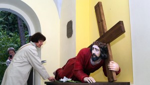 Wierni uważają Krzyż i Figurę za cudowną Fot. Marian Paluszkiewicz