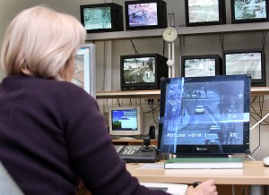 Informacja z kamer trafia do centrum monitorowania w Głównym Komisariacie Policji Okręgu Wileńskiego Fot. Marian Paluszkiewicz