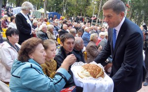 Mer Zdzisław Palewicz dzieli się poświęconym chlebem z mieszkańcami Solecznik Fot. Anna Pieszko
