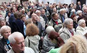  Tłumy uczestniczyły we Mszy św. i czekały na błogosławieństwo Fot. Marian Paluszkiewicz