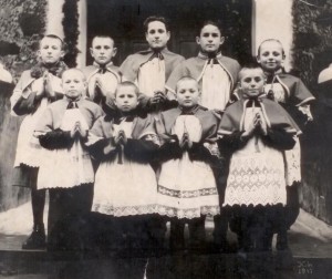 Członkowie nielegalnej organizacji harcerskiej przed kościołem w Ejszyszkach w 1947 r. W centrum ? Michał Sienkiewicz  Fot. Marian Paluszkiewicz