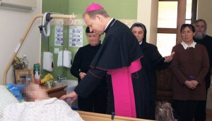  Arcybiskup odwiedza chorych Fot. Marian Paluszkiewicz