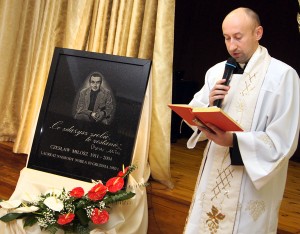 Poświęcił tablicę ks. Paweł Palul Fot. Marian Paluszkiewicz