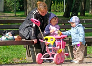 Każda legalnie pracująca matka ma prawo do urlopu macierzyńskiego Fot. Marian Paluszkiewicz