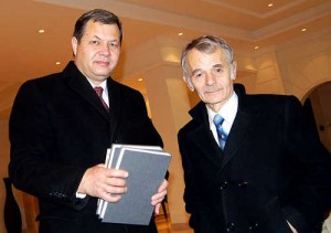 Mustafa Dżemilew z dr Adasem Jakubauskasem, przedstawicielem Medżlisu na Litwie<br/>Fot. Marian Paluszkiewicz