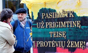Przeciwnicy sprzedaży ziemi obcokrajowcom zbierają podpisy pod inicjatywą referendalną w tej sprawie<br/>Fot. Marian Paluszkiewicz