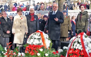 Przedstawiciele polskiej placówki dyplomatyczno-konsularnej w Wilnie wraz z delegacjami polskich organizacji społecznych złożyli kwiaty na cmentarzu na Rossie                     Fot. Marian Paluszkiewicz 