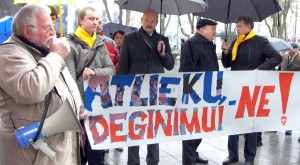 Pikietujący przeciwstawili się planom budowy w Wilnie zakładu spalania odpadów  Fot. Marian Paluszkiewicz