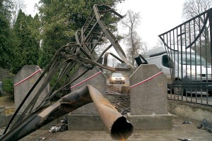 Taksówka staranowała ogrodzenie Cmentarza na Rossie wyrządzając duże szkody Fot. Marian Paluszkiewicz