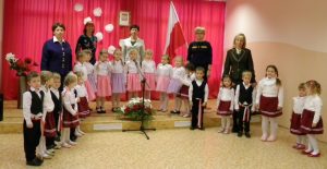 Grupa „Krasnoludków” przygotowała specjalną część artystyczną, podczas której dzieci śpiewały piosenki patriotyczne, tańczyły oraz przypominały poprzez recytację wierszy jak Polska odzyskała niepodległość