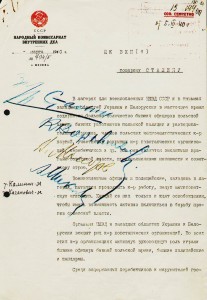 Notatka szefa NKWD Ławrentja Berii do Józefa Stalina z propozycją wymordowania polskich jeńców z marca 1940 roku z podpisami: Stalina, Woroszyłowa, Mołotowa i Mikojana Źródło: IPN