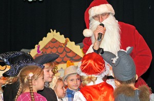 Na Festiwal zawitał też św. Mikołaj z prezentami  Fot. Marian Paluszkiewicz