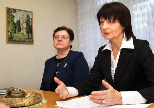 Wanda Jarmałkowicz (od prawej) oraz Alina Komar opowiadają o aktualiach szkoły Fot. Marian Paluszkiewicz