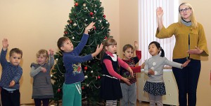 W świątecznej atmosferze dzieci ćwiczą wykonanie kolęd  Fot. Marian Paluszkiewicz