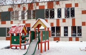 W podwórku nowoczesnego przedszkola — kolorowy placyk zabaw  Fot. Marian Paluszkiewicz