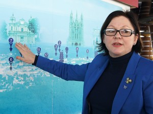 Gražina Junevičienė zaznaczyła, że jedną z ulubionych atrakcji odwiedzających jest porównywanie panoramy za oknem do obiektów, na dużej mapie miasta Fot. Marian Paluszkiewicz