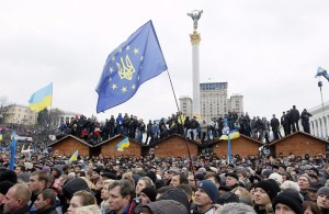Na głównym kijowskim placu — Majdanie — zebrało się, według różnych źródeł , od ponad 100 tys. do pół miliona osób       Fot. ELTA