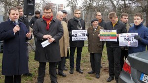 W przededniu posiedzenia zorganizowano przy samorządzie wiec, w którym wzięli udział nie tylko działacze i zwolennicy osławionej „Vilniji”, „Rytasa” itp., ale też posłowie Fot. Marian Paluszkiewicz