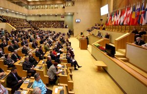 Podczas przemówienia Vytautasa Landsbergisa sejmową salę opuścili członkowie frakcji Akcji Wyborczej Polaków na Litwie  Fot. ELTA