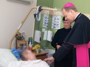 Arcybiskup Gintaras Grušas odwiedza chorych Fot. Marian Paluszkiewicz