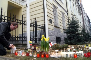 Wilnianie uczcili śmiertelne ofiary starć w Kijowie pod ambasadą Ukrainy w Wilnie Fot. Marian Paluszkiewicz
