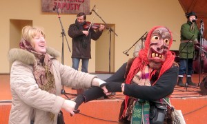  Przebierańcy w maskach porywali do tańca Fot. Anna Pieszko