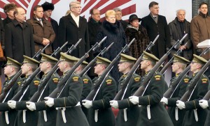 Na razie litewskie wojsko najlepiej reprezentuje się podczas parady — w rzeczywistości sytuacja jest o wiele smutniejsza Fot. Marian Paluszkiewicz