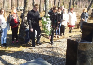 Na grobie J.K. Obsta uczniowie złożyli wiązankę i zapalili znicze 
