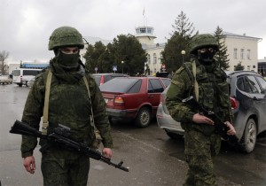 Rosyjscy żołnierze już są na ulicach krymskich miast, choć oficjalnie Rosja dopiero rzygotowuje się do inwazji na Krym    Fot.EPA-ELTA