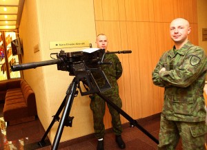 W sejmowej Galerii Witrażu otwarto ekspozycję broni i ekwipunku Wojska Litewskiego Fot. ELTA