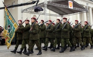 Żołnierze Armii Ochotniczej należą do rodzaju wojsk piechoty, a ich uzbrojenie stanowi głównie broń palna – karabiny maszynowe i kulomioty Fot. Marian Paluszkiewicz