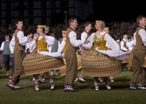Podczas święta demonstruje się istotę tego narodu – uczestnicy nakładają stroje ludowe, łączy ich pieśń i taniec, duma ze swojego państwa                                                                                      Fot. archiwum