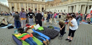 Wielu pielgrzymów czekało na wstęp na plac przez całą noc, część nocowała w najbliższym sąsiedztwie Watykanu Fot. archiwum