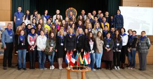 Uczestnicy międzynarodowego projektu z 8 krajów w pełnym składzie w gościnnych progach Wileńskiej Szkoły Średniej w Lazdynai  Fot. Bożena Paskowskaja
