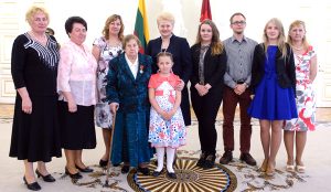 Na uroczystym przyjęciu w pałacu prezydenckim pani Janinie towarzyszyli jej cztery córki, wnuk, dwie wnuczki i prawnuczka Karina Fot. Robertas Dačkus