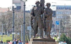 Poradzieckie posągi na Zielonym Moście, podobnie jak i dzień zakończenia II wojny światowej, na Litwie są dla jednych symbolem sowieckiej okupacji, dla innych — wyzwolenia spod okupacji faszystowskiej