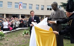 Pomnik Jana Pawła II wspólnie odsłonili Waldemar Tomaszewski i Kazimierz Grajcarek  Fot. Marian Paluszkiewicz