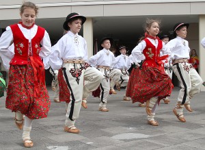 Uczniowie zauroczyli gości uroczystości tańcami góralskimi  Fot. Marian Paluszkiewicz