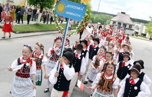 Tradycyjnie festiwal rozpoczął barwny korowód, który wyruszył od początku Niemenczyna i szedł ulicami miasta Fot. Marian Paluszkiewicz
