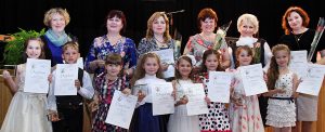 Dyplomy i jubileuszowe statuetki dla najmłodszych uczestników Festiwalu oraz ich nauczycieli  Fot. Marian Paluszkiewicz 
