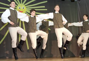 Porywający taniec „Džigunas” w wykonaniu chłopaków ze starszej grupy „Świtezianki” Fot. Marian Paluszkiewicz